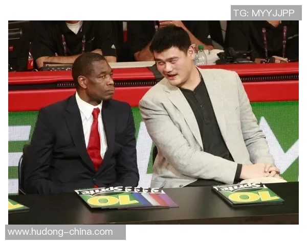 姚明替补穆托姆博的传奇时刻：两位巨星在NBA的对决与合作