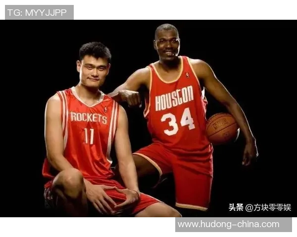 姚明现场观摩篮球比赛展现热情与专业引发球迷热烈反响