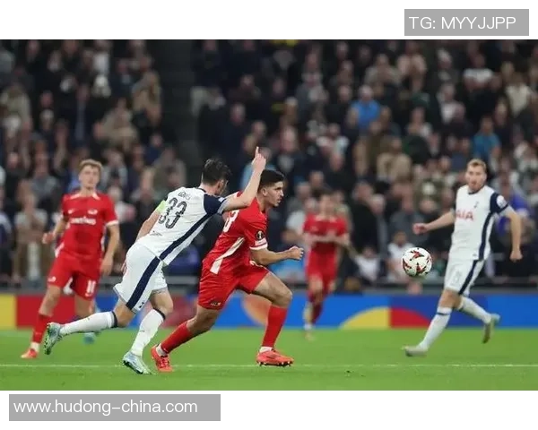 友谊赛精彩对决拜仁与巴黎圣日耳曼战成平局争议判罚引发热议